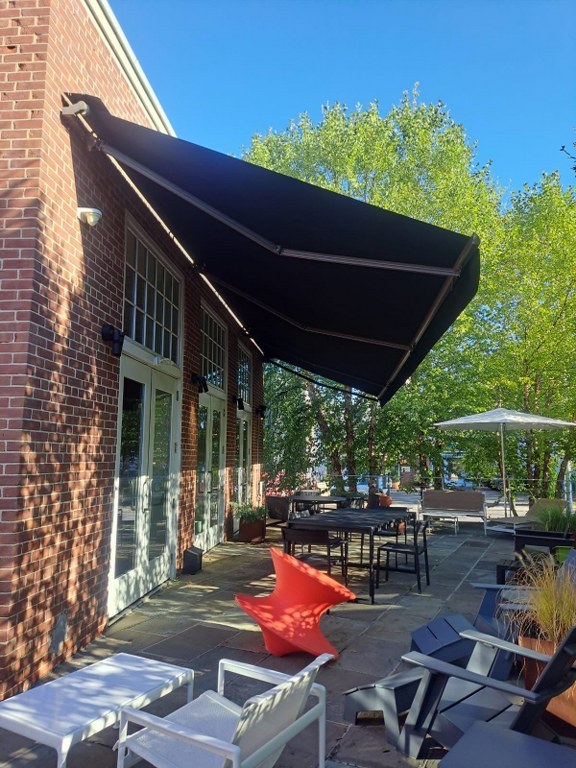 Retractable-Awning.jpg